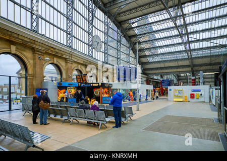 Innenraum der Liverpool Lime Street Station mit Glasdach und Wecker Stockfoto