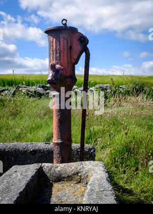 Alten rostigen Dorf Wasserpumpe im Süden Irlands. Diese alten Pumpen können rund um Süden Irlands gefunden werden. Stockfoto