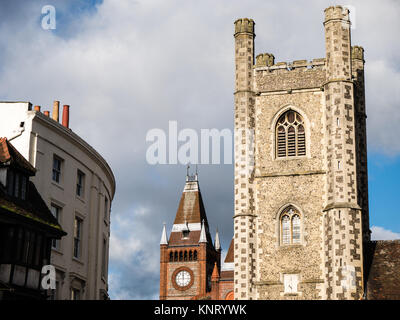 St. Laurentius Kirche, Lesen, mit dem Lesen Rathaus, Reading, Berkshire, England Stockfoto