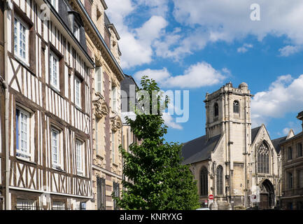 Rouen (Frankreich): Fachwerkhäuser und die Kirche von Rouen auf dem Platz Place Restout" in der Innenstadt von Rouen Stockfoto