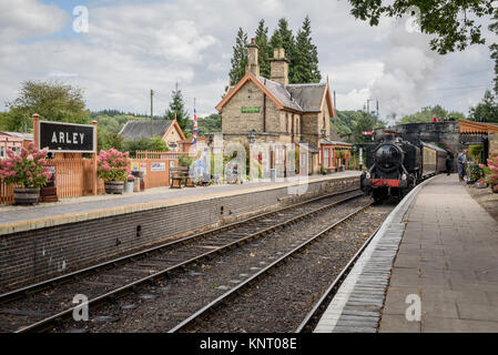 Arley Railyway Station mit einem Dampfzug Stockfoto