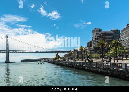 Die Promenade entlang dem Embarcadero und die Bay Bridge in San Francisco Stockfoto