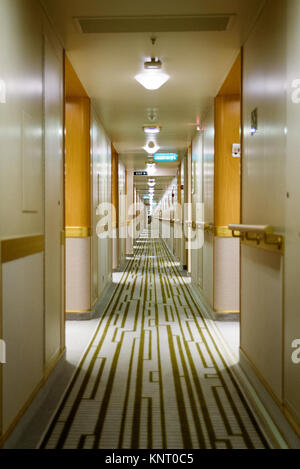 Ein sehr langer Korridor von Kabinen auf P&O Ventura Stockfoto