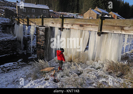 Drei-jährige Ruben (kein Name angegeben) schaut auf eine Wand von Eiszapfen an Killhope mine in der Grafschaft Durham, Großbritannien seine kälteste Nacht des Jahres mit weite Teile des Landes unter den Gefrierpunkt fallen. Stockfoto