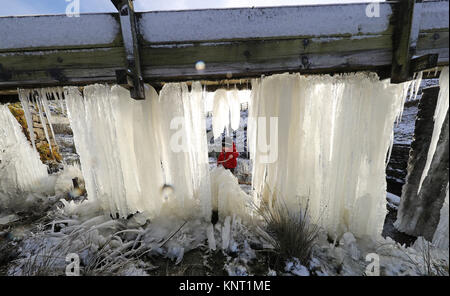 Drei-jährige Ruben (kein Name angegeben) schaut auf eine Wand von Eiszapfen an Killhope mine in der Grafschaft Durham, Großbritannien seine kälteste Nacht des Jahres mit weite Teile des Landes unter den Gefrierpunkt fallen. Stockfoto