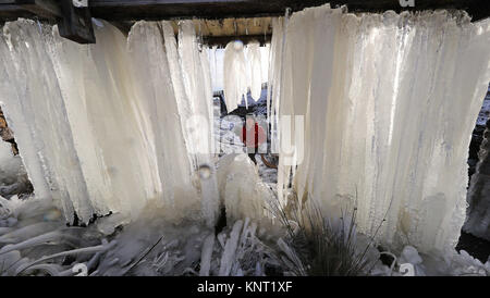 Drei-jährige Ruben (kein Name angegeben) schaut auf eine Wand von Eiszapfen an Killhope mine in der Grafschaft Durham, Großbritannien seine kälteste Nacht des Jahres mit weite Teile des Landes unter den Gefrierpunkt fallen. Stockfoto