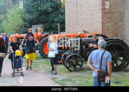 Spilamberto, Italien - Oktober 02, 2016: Menschen auf landwirtschaftliche Fahrzeuge Ausstellung Stockfoto