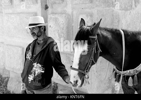 Mensch und Pferd in Jerash - 21/05/2017 - Jordanien/Amman - Sguardi Aridi von Ali Raffaele Matar Schuß im April 2017 - hoffnungslos Augen von einem Mann und seinem Pferd Stockfoto