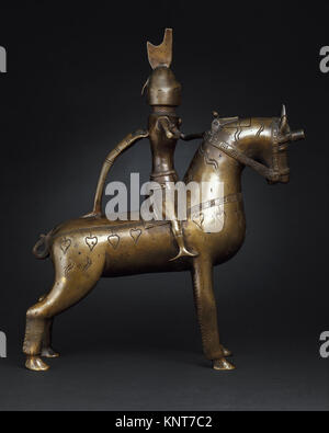 Ein Aquamanil aus Metall, das einen Ritter zu Pferd darstellt, der zum rituellen Händewaschen verwendet wird und detaillierte mittelalterliche Skulpturen und Handwerkskunst zeigt. Stockfoto