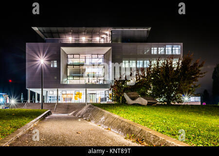 Technische Universität München Deutschland Europa Bildung Gebäude Zentrum für Postgraduale Studien Forschung Architektur außen Nacht beleuchtet Garching Ca Stockfoto