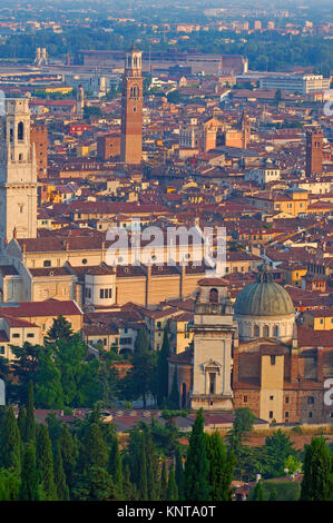 Verona, Dom, Kathedrale, Torre de Lamberti, Veneto. Italien, Europa Stockfoto