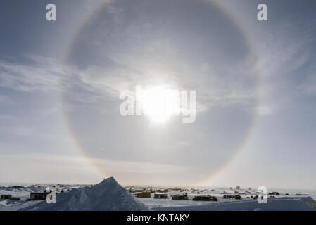 Sun Hund scheint in den Himmel über der Oberseite der Südpol Station. Stockfoto