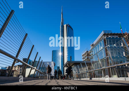 Uni Credit Turm Business Area Mailand Italien Reiseziel reisen Sehenswürdigkeiten Modernes Glas Gebäude, der höchste Wolkenkratzer in Italien berühmten im Winter Blu Stockfoto