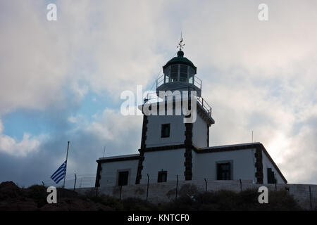 Akrotiri Leuchtturm am sonnigen Morgen mit malerischen Wolken, Insel Santorini Stockfoto