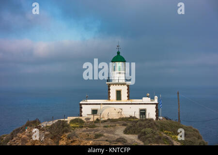 Akrotiri Leuchtturm am sonnigen Morgen mit malerischen Wolken, Insel Santorini Stockfoto