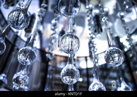 Crystal moderner Kronleuchter mit hängenden Glastropfen. Selektiver Fokus Stockfoto