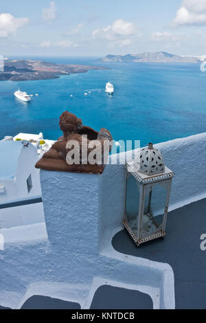 Vulkan Insel mit Kreuzer um im Santorini verankert Stockfoto