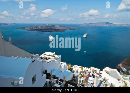 Vulkan Insel mit Kreuzer um im Santorini verankert Stockfoto