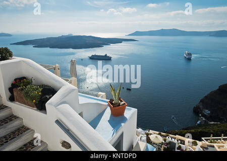 Vulkan Insel mit Kreuzer um im Santorini verankert Stockfoto