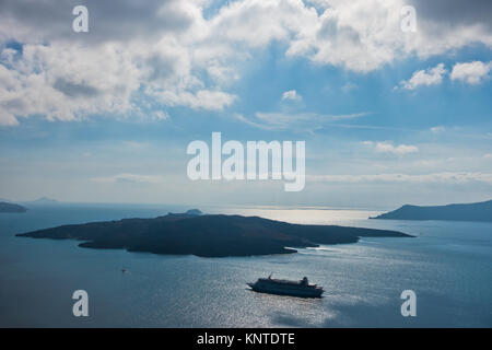 Vulkan Insel mit Kreuzer um im Santorini verankert Stockfoto