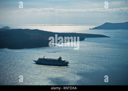 Vulkan Insel mit Kreuzer um im Santorini verankert Stockfoto