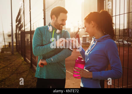 Sportler und Sportlerin flirten Outdoor nach Fitness exercis Stockfoto