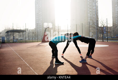 Freunde fitness training zusammen im Freien leben Aktiv gesund Stockfoto