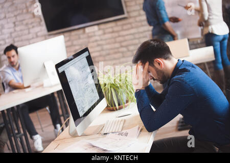 Überarbeitet erschöpft Office Mitarbeiter kämpfen zu arbeiten Stockfoto