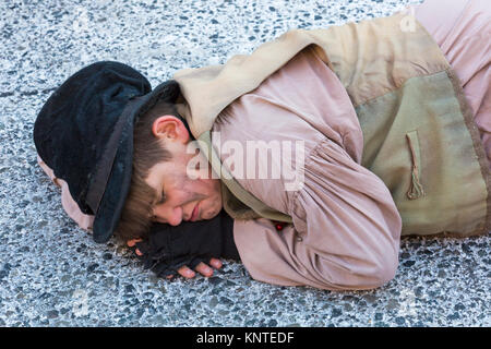 Street urchin in die Straße an der Viktorianischen Weihnachtsfest lügen, Portsmouth Historic Dockyard, Portsmouth, Hants, England Großbritannien im Dezember Stockfoto