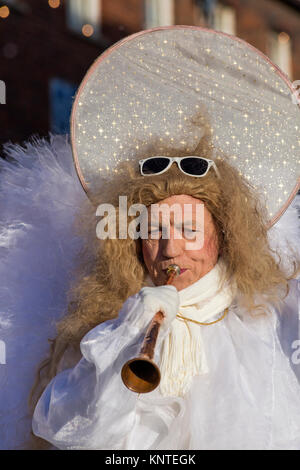 Engel Parade den Straßen unterhalten die Besucher im Victorian Weihnachtsfest, Portsmouth Historic Dockyard, Portsmouth, Hants UK im Dezember Stockfoto