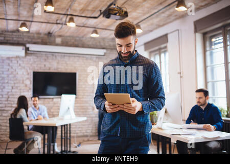 Portrait von stattliche männliche Gesellschaft Ausbildung in modernen Büro Stockfoto