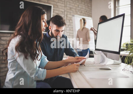 Glücklich kreative Mitarbeiter arbeiten in Design office Stockfoto