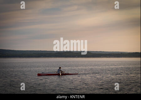 Ein junger Mann solo Paddles ein Schädel in Little Bay fahren. Foto © 2017 Mark Bealer Studio 66 LLC www.studio66foto.com Studio66llc@me.com 513-871 -7960 Stockfoto