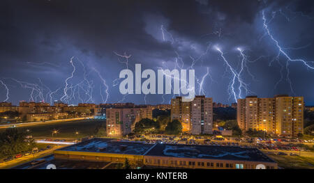 Viele Blitze über dem Gehäuse. Night Storm in der Stadt. Stockfoto