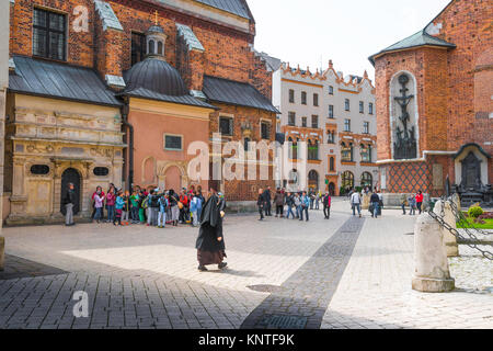 Mittelalterlichen Krakau, eine Nonne, die Spaziergänge durch die St. Mary's Square (Plac Mariacki) im mittelalterlichen Zentrum von Krakau, Polen. Stockfoto