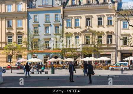 Krakauer Marktplatz, Blick über den Marktplatz (Rynek Glowny) gegenüber der barocken Architektur auf der Westseite Krakau, Polen. Stockfoto