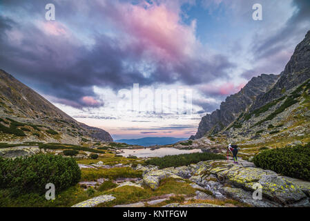 Touristische nimmt Bild der Berglandschaft mit Tarn in den Abend. Mlynicka Valley, Hohe Tatra, Slowakei. Stockfoto