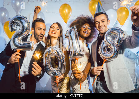 Partei Personen Frauen und Männer feiern Silvester 2018 Stockfoto