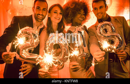 Partei Personen Frauen und Männer feiern Silvester 2018 Stockfoto