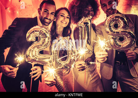 Partei Personen Frauen und Männer feiern Silvester 2018 Stockfoto