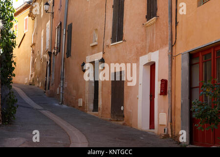 Blick auf die Altstadt, die schönsten Dörfer Frankreichs, rot Dorf Roussillon (Vaucluse), Provence-Alpes-Côte d'Azur, Frankreich Stockfoto