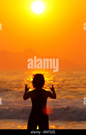 Frau tun, Tai Chi Chuan am frühen Morgen am Strand von Copacabana, Rio de Janeiro, Brazi Stockfoto