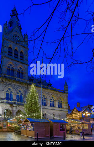 Chester Rathaus mit Weihnachtsbaum und mrket. Stockfoto