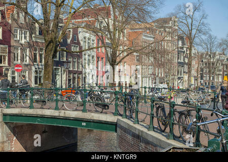 Geparkt Fahrrad auf einem Geländer in der historischen Grachtengürtel, Amsterdam, Niederlande Stockfoto