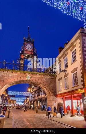 Eastgate Clock auf der römischen Mauer Chester mit Weihnachten Dekorationen. Stockfoto