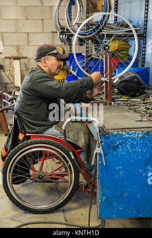 Nogales, Sonora, Mexiko - ARSOBO, eine gemeinnützige Werkstatt, hires Arbeitnehmer mit Behinderungen Rollstühle, Prothesen, Hörgeräte für low-Inc. Stockfoto