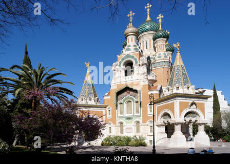 Russisch-orthodoxe Kirche in Nizza, Côte d'Azur, gegen den tiefblauen Himmel Stockfoto