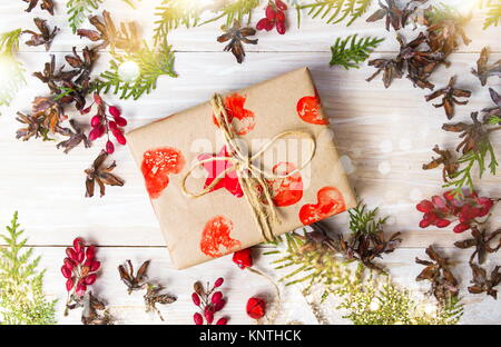 Weihnachtsgeschenk mit Mistel und festliche Ornamente Stockfoto