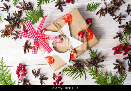 Weihnachtsgeschenk mit Mistel und festliche Ornamente Stockfoto