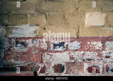 Close up abstraktes Bild der Teil eines alten, schäbigen und feuchte Ziegelwand in einem alten viktorianischen fort an der Küste. Stockfoto